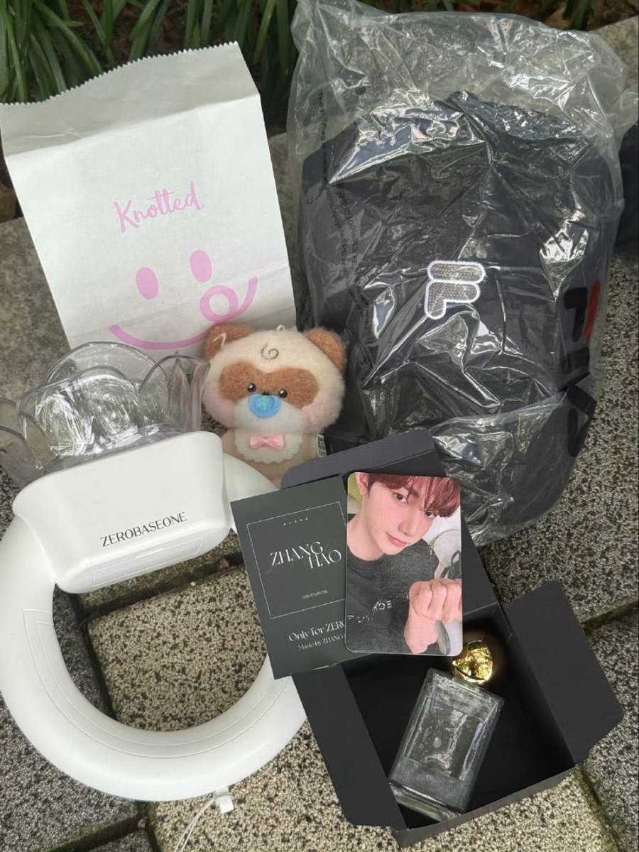 haobows's tweet photo. Zhang Hao reverse tribute to fans today 

- Fila Hat
- Handmade perfume (+recipe) 
- Knotted donut
- Photocard

quantity = 300 pcs 

😭💞 https://t.co/K7Liye7HiY
