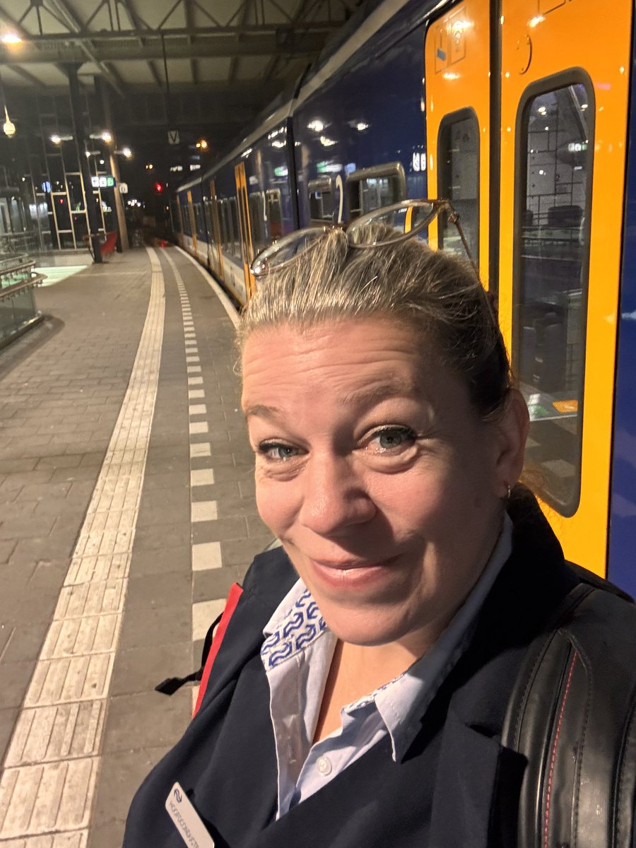 Hoe snel je zeiknat kan worden op een perron in 42 seconden 😅💛💙🌧️
Op weg naar ‘s Hertogenbosch!
