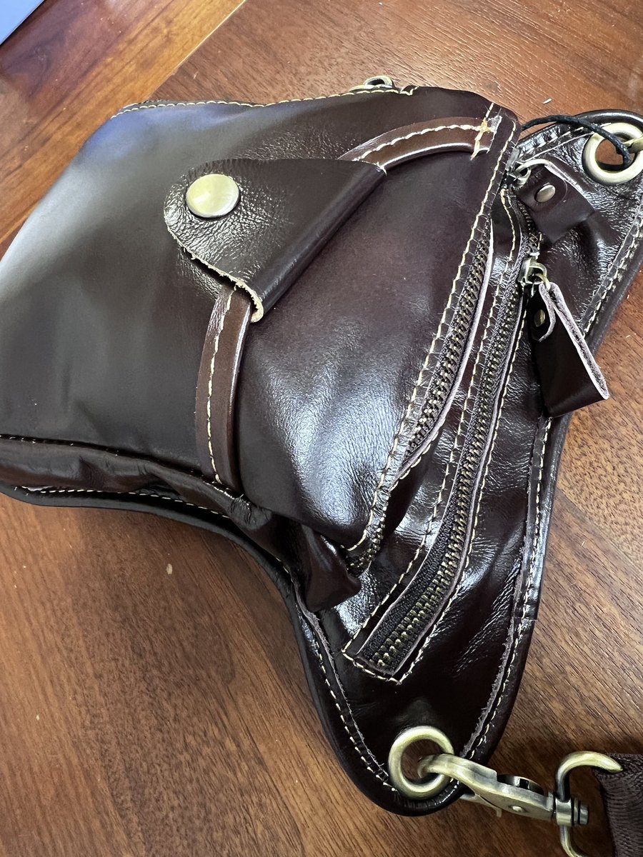 レッグバッグサイズと形は理想的なんだが
メインの収納入り口が狭いかな、入れるのはBCOMと財布くらいだけど、なのでパンパンにいれて儀式を始めよう☹️