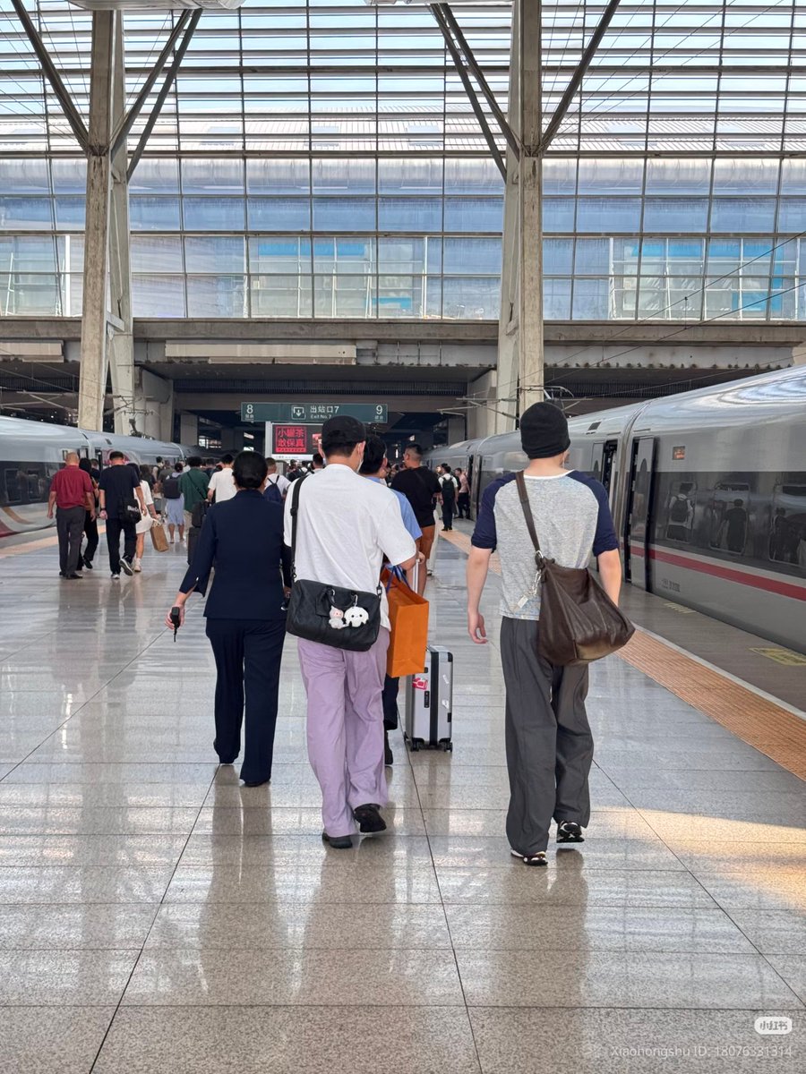 onlyforbjt's tweet photo. #BaiJingting was encountered by a passerby at a high speed train station today. https://t.co/udHEkAKcDt