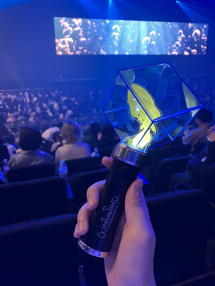 中学時代からずっと好きで追いかけてきたので
今回周年ライブ全通できて、りぶさんが目の前にいる事実をたっぷり噛み締めてきました。
かっこかわいいノリと圧巻の歌声は当面忘れられそうにないです。

また次回があることに期待をして気長に待つことにします🐟

#りぶ15th