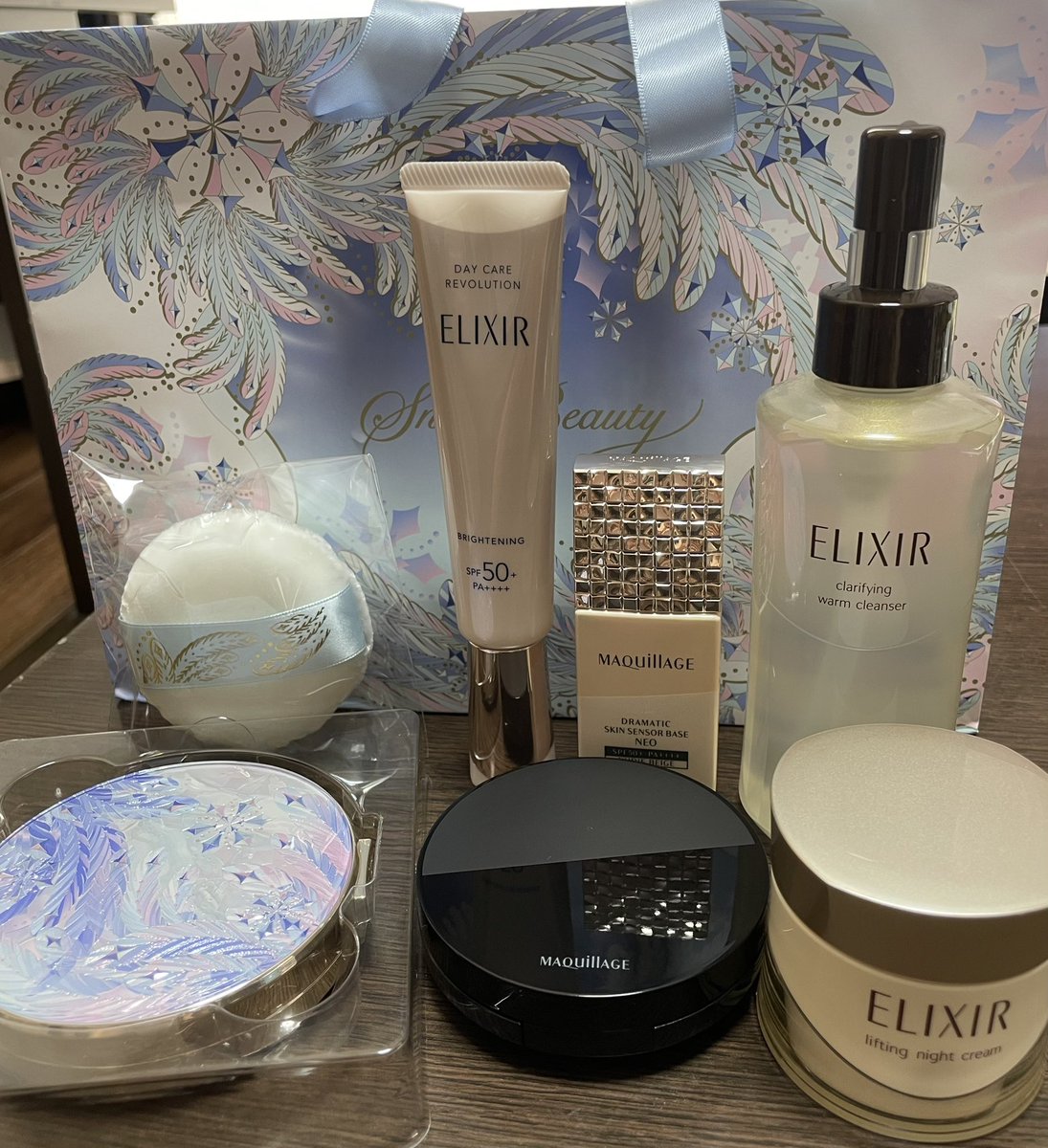 40歳目前、基礎化粧品を見直そうと思い資生堂へ💄綺麗な店員さんに勧められるがままこれだけ購入してしまった💦💸旦那への罪悪感が…😂働いてくれてありがとう。私はもっと家の事(掃除とか)ちゃんとやります。笑
クッションファンデなんて初めて買ったわ😆💦上手く使えるかなぁ🥹