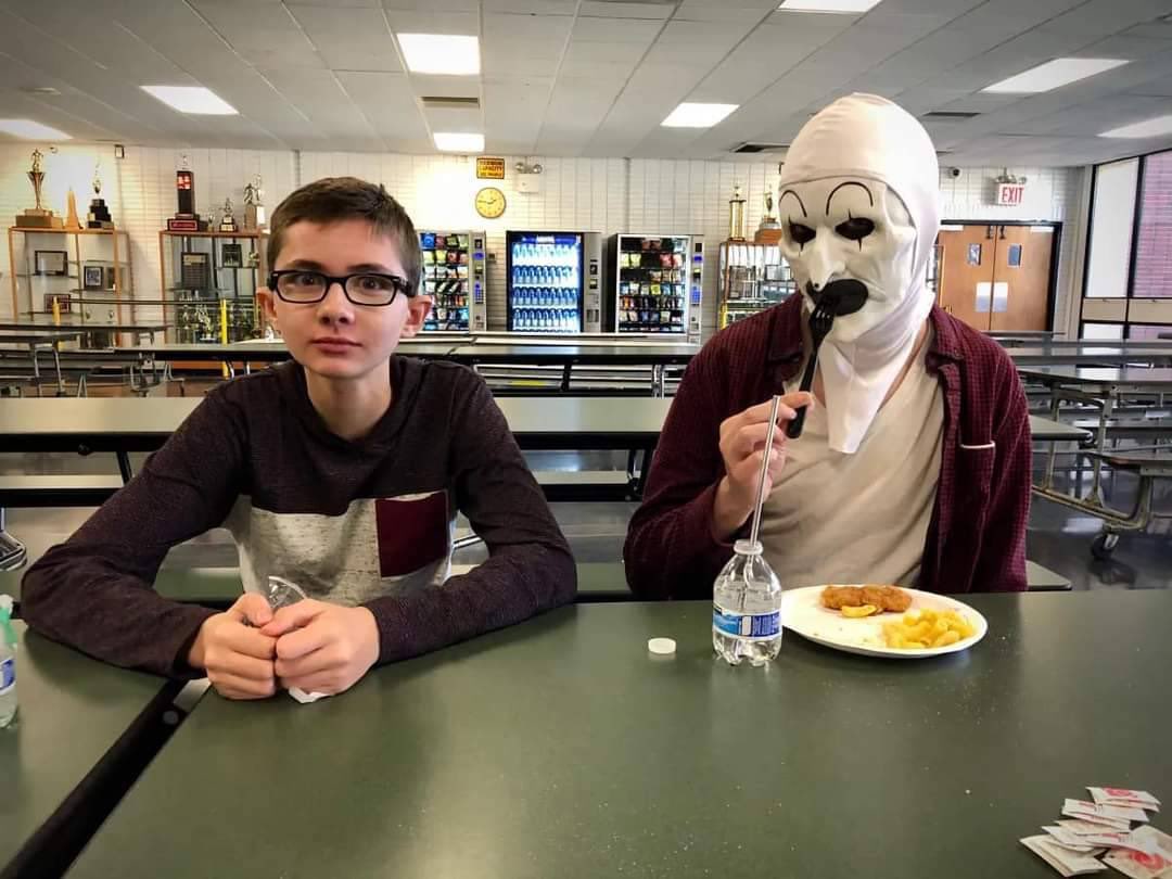 krynamo2's tweet image. Elliott Fullam (@littlepunkppl) and David Howard Thorton on set of Terrifier 2 @TerrifierFilm @damienleone #Terrifier2