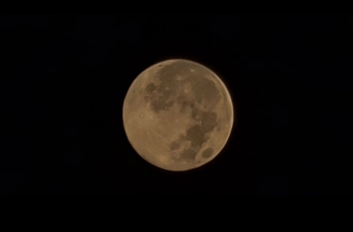 " إن كنت لم تَرَهَا فانظر إلى القمرِ " *