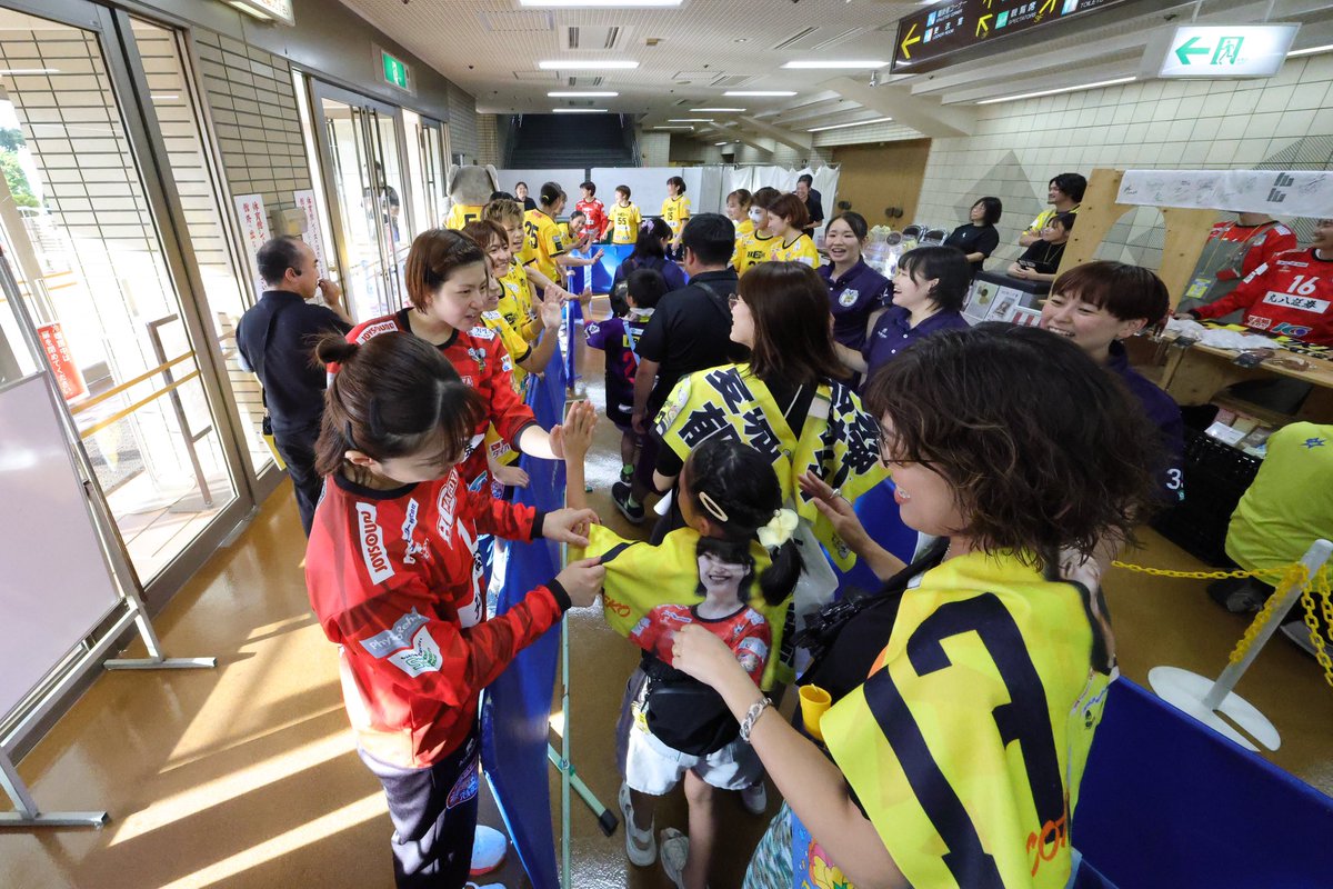 HC_nagoya's tweet photo. 🫸𝑬𝑽𝑬𝑵𝑻 𝑷𝑯𝑶𝑻𝑶🫷

HC名古屋初の試みのお見送りを行いました🫸💛🫷ファンの皆様と間近でお話しでき、私たちが沢山の元気や笑顔をいただきました😁ありがとうございました✨

#HC名古屋 #ハンドボール
#breakthrough #黄援 https://t.co/EVPM0BLa82