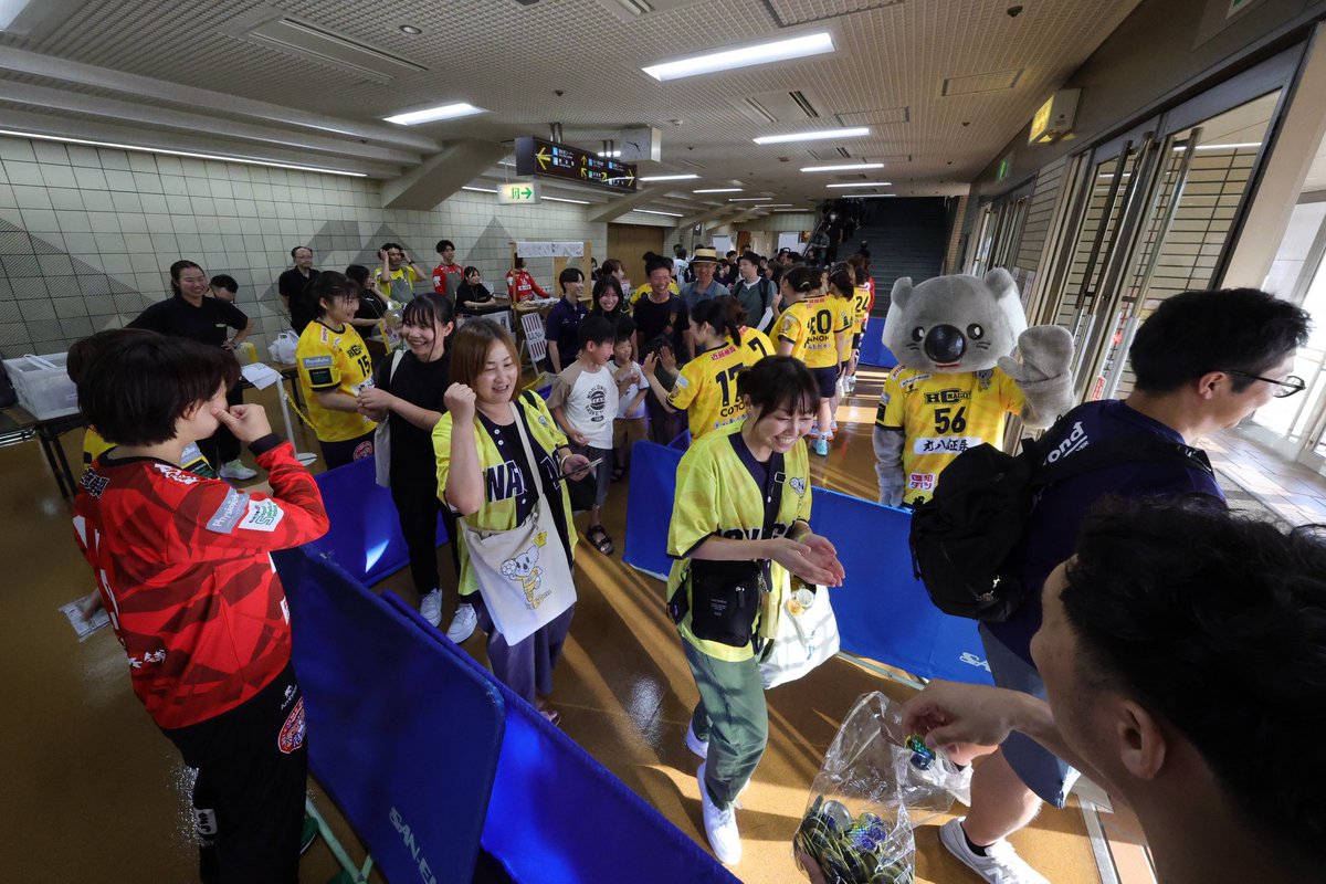 HC_nagoya's tweet photo. 🫸𝑬𝑽𝑬𝑵𝑻 𝑷𝑯𝑶𝑻𝑶🫷

HC名古屋初の試みのお見送りを行いました🫸💛🫷ファンの皆様と間近でお話しでき、私たちが沢山の元気や笑顔をいただきました😁ありがとうございました✨

#HC名古屋 #ハンドボール
#breakthrough #黄援 https://t.co/EVPM0BLa82