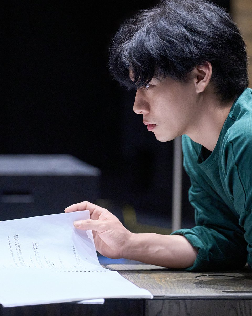 wooranfdn's tweet photo. [우란공연] 연극 <봄밤> 연습 현장 공개

2025 우란문화재단 신작 <봄밤>
개막까지 남은 기간, 단 7일❕

초연 무대만을 위해 온전히 몰두하는
배우들과 창작진의 모습을 공개합니다✨

-
연극 <봄밤>
2025.09.16 - 2025.09.28
우란문화재단 우란2경
-

#연극 #봄밤 #springnight #우란공연
#우란2경 #우란문화재단 #wooranfoundation
#권여선 #안녕주정뱅이 #소설원작연극
#이윤재 #최희진 #류원준 #이소연 #이인수