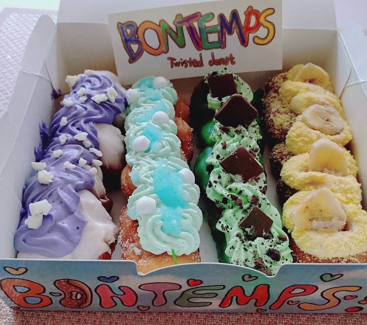 韓国ツイストドーナツおしゃすぎん⁉️
ラベンダーとラムネとチョコミントとバナナですって🍩✨
夜勤明けテンションだったから4つも買っちゃったぜぃ(´&gt;∀&lt;｀)ゝ
ちな、明日は健康診断←