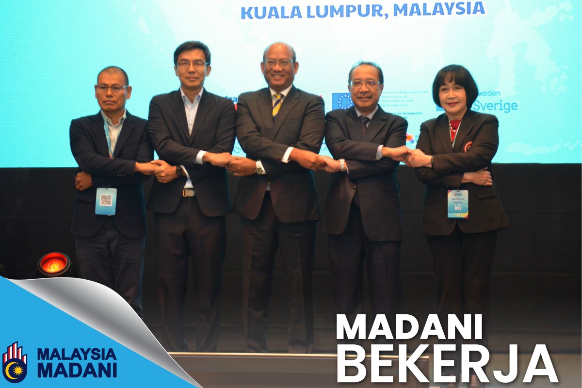 mykesuma's tweet photo. ๐ฒ๐พ Malaysia sebagai Pengerusi ASEAN 2025 menjadi tuan rumah 18th ASEAN Forum on Migrant Labour (AFML) hari ini!
Fokus: hak pekerja migran, migrasi selamat & pekerjaan bermaruah ke arah SDGs.
#KESUMAforASEAN #AFML2025 #MigrantLabour #MalaysiaMADANI #ASEAN2025 #KESUMA https://t.co/kanxfcZgL1