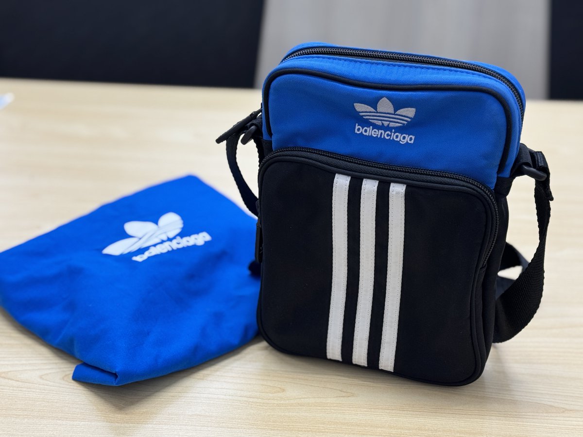 balenciaga •adidas ボディバッグ Balenciaga x adidas ボディバッグ ブラック - メルカリ