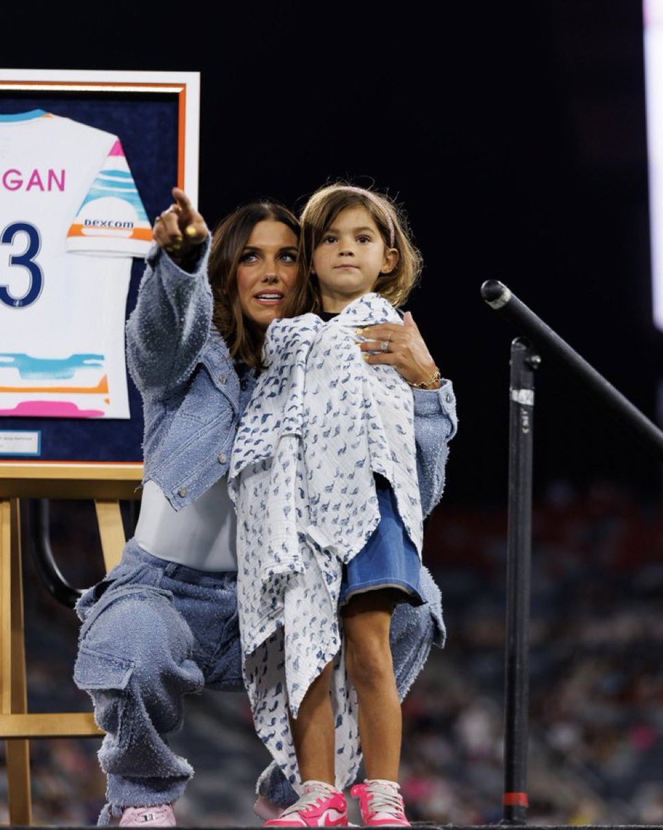 anaislopez23's tweet photo. No se puede entender el crecimiento del fútbol femenino sin este nombre propio: Alex Morgan.

Futbolista brillante. Luchadora incansable por los derechos de las madres futbolistas.

AM13, un icono irrepetible 💘 https://t.co/eU39S7ar6a