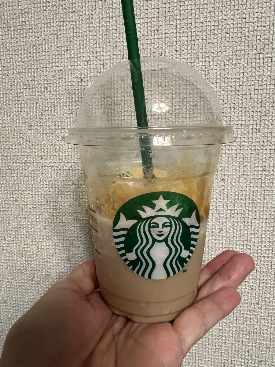 近所で３つの用事を済ませて、「暑いから買って帰って飲もう♪」ってフラペチーノ買ったんだけど、帰り道で半分無くなりました💦
もちろん犯人は私です。いやぁ、今日も暑すぎるのよ🤣🤣🤣ふぅ🥵