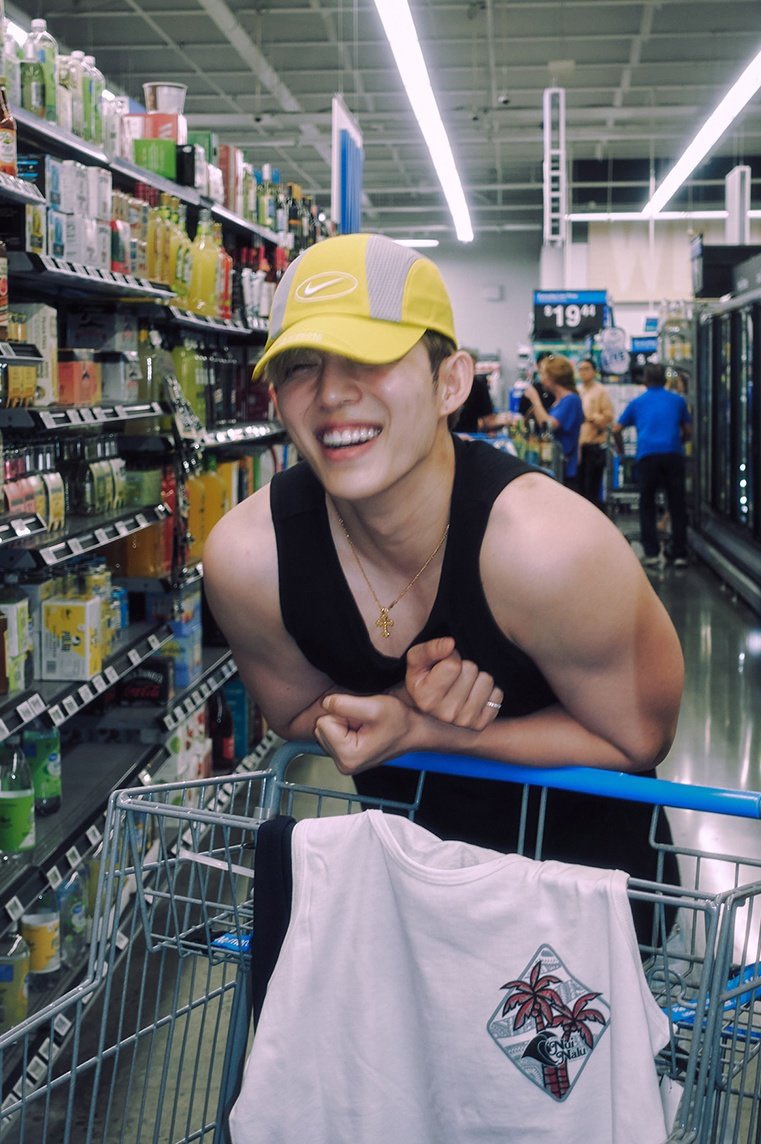 M V R I E tweet media