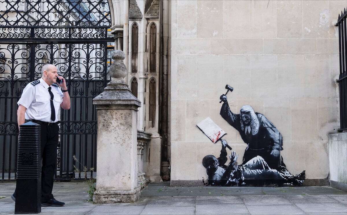 noahelbravo's tweet photo. Banksy regresa a Londres con un mural en la fachada del Tribunal de Justicia en el que un juez golpea a un manifestante tirado en el suelo… #epico https://t.co/cMa4hYFCjk