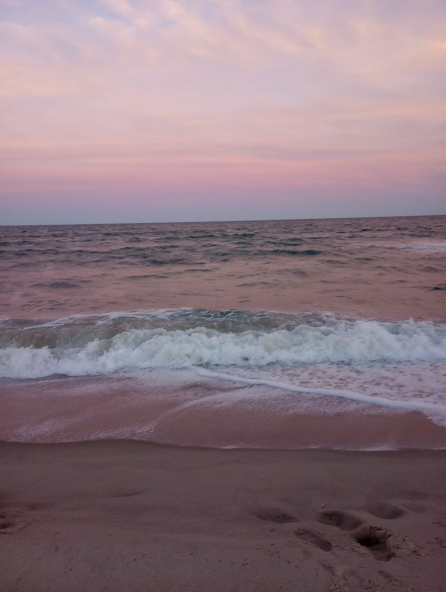 L.B.I. has the best sunsets. Absolutely beautiful 😍 #sunset #lbi #longbeachisland #beach #ocean #oceanwaves #nj #newjersey