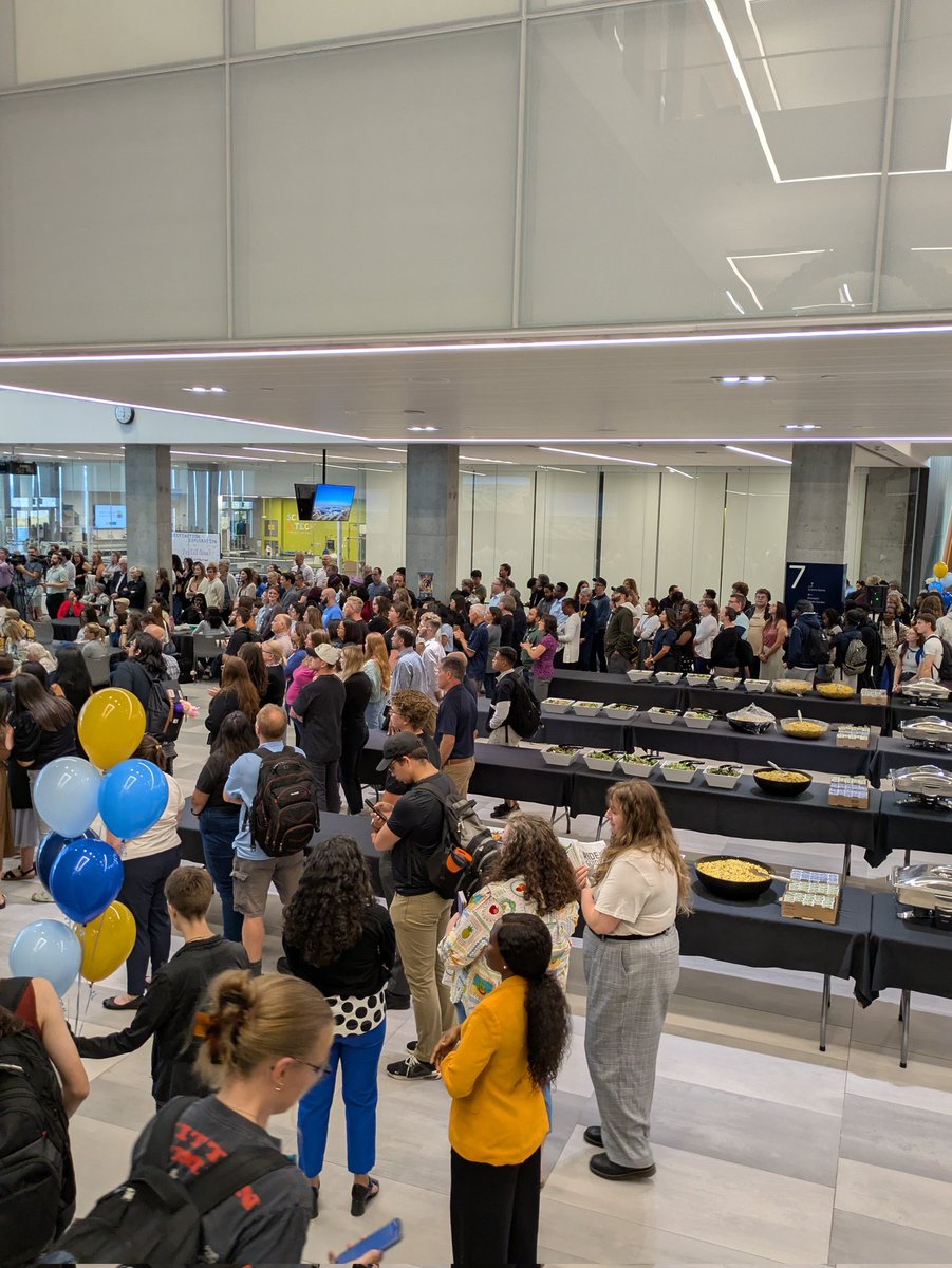 CoffeeQueen7478's tweet photo. Feeding 1250 students a free lunch donated by the President of the University of Lethbridge. I have the best Chef and team ever. #uleth #catering #freshforkcatering #ulethfoodservices https://t.co/AMgA7yPdBu