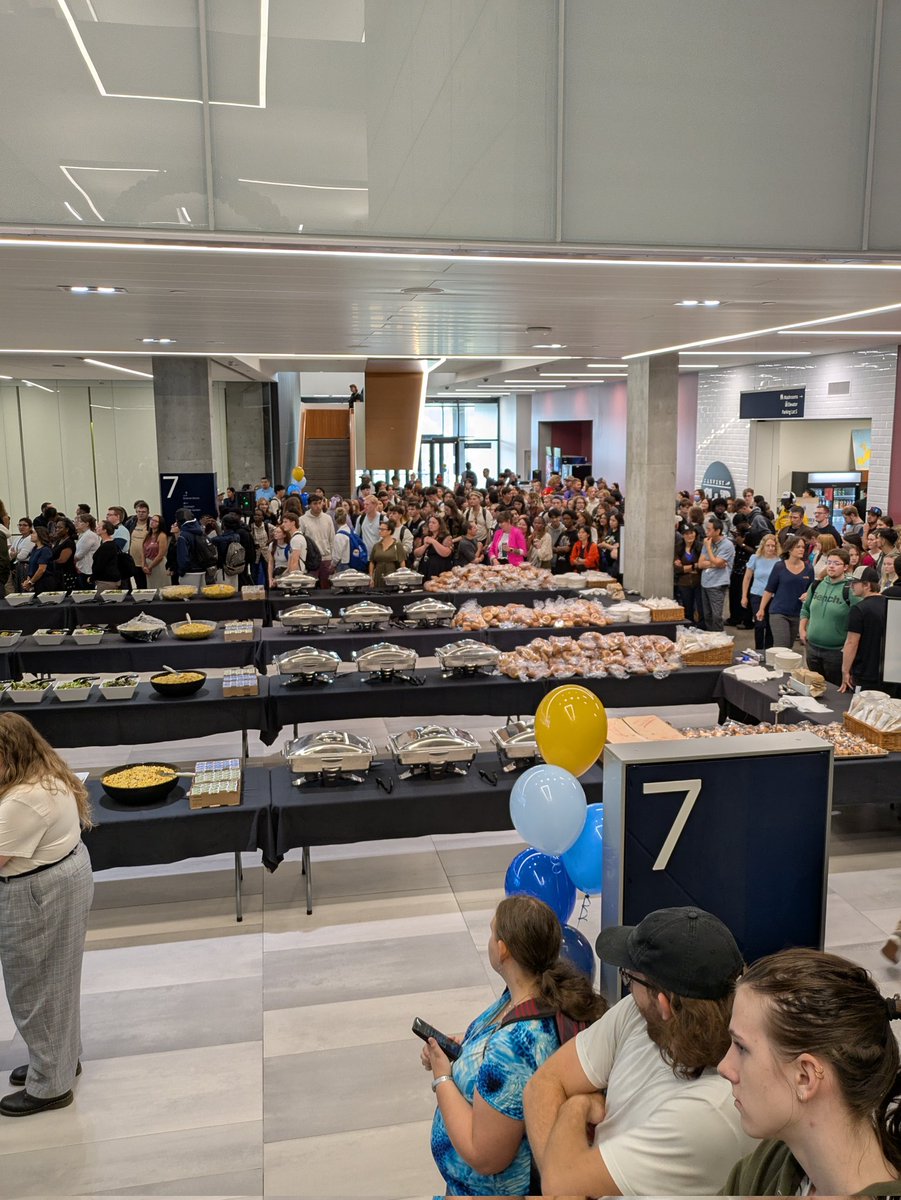 CoffeeQueen7478's tweet photo. Feeding 1250 students a free lunch donated by the President of the University of Lethbridge. I have the best Chef and team ever. #uleth #catering #freshforkcatering #ulethfoodservices https://t.co/AMgA7yPdBu