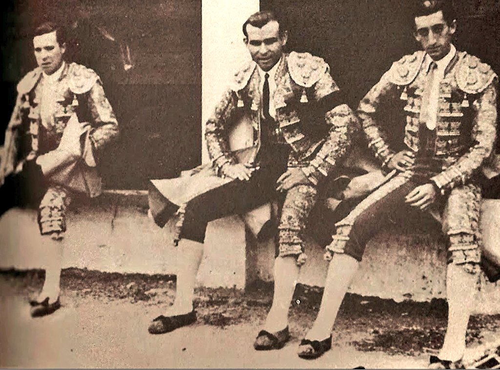 Tal día como hoy en Murcia el 8 de septiembre de 1940

¡Cartelazo !

🗡️ Domingo Ortega, Manuel Rodríguez Sánchez "Manolete" y un chaval sevillano Pepe Luis Vázquez.

🐂 Corrida del Duque De Veragua 

#Manolete🖤