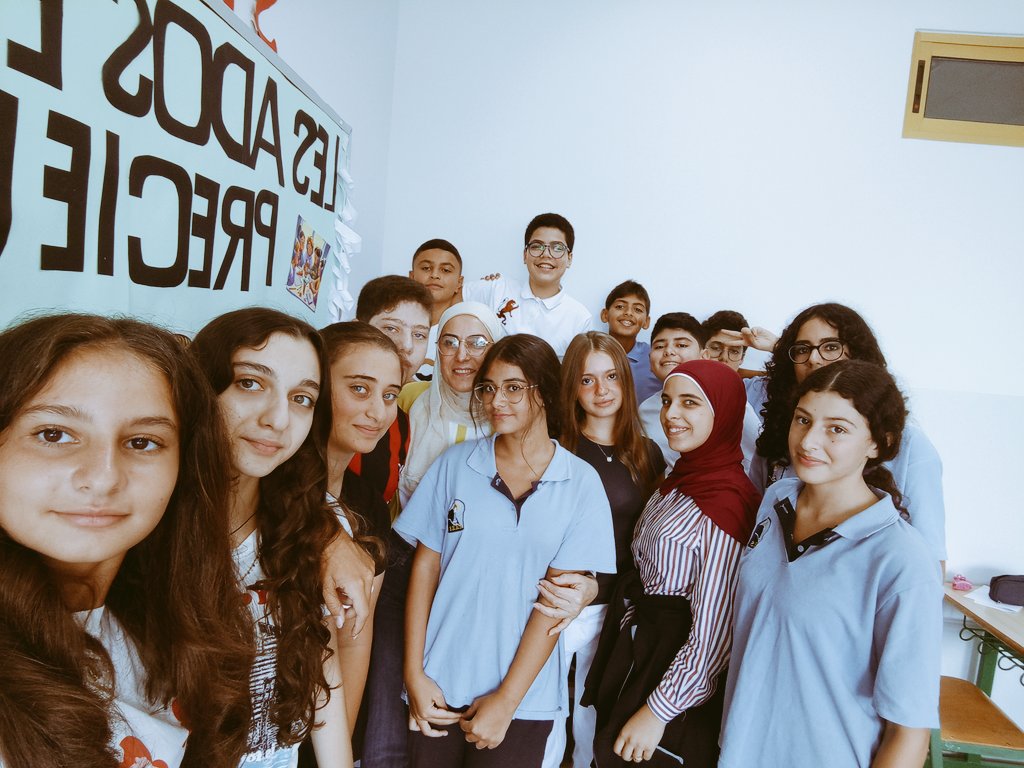 "إبداع بلا حدود"، عام دراسي يبدأ اليوم، هو بداية حلم جميل، ورحلة مليئة بالأمل والطّموح#طلّاب الصٌف التّاسع <a href="/Hhhsinfo/">Houssam Hariri HS</a> <a href="/dina_jradi/">Dina Jradi</a> <a href="/DidiSaleh10/">Diana Saleh</a> <a href="/RimaBissani/">Rima Bissani</a>