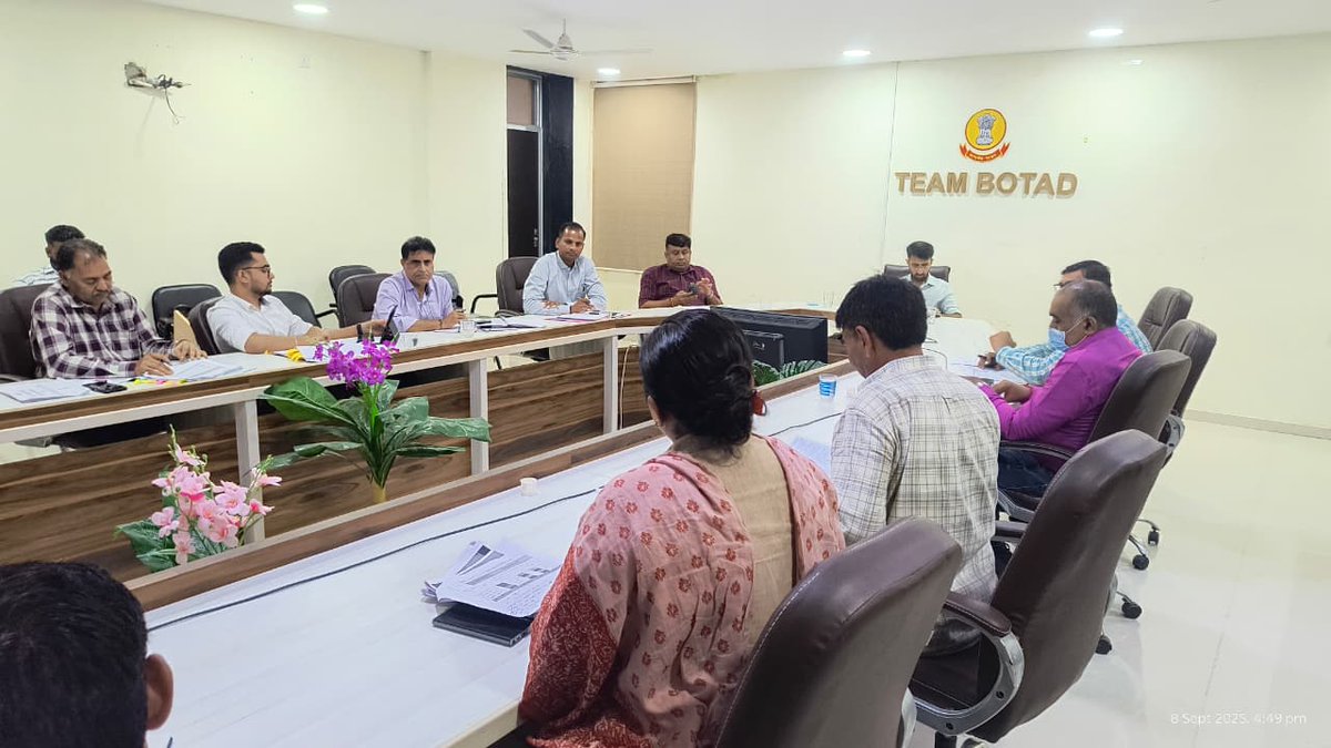 DDOBOTAD's tweet photo. જિ.પં.બોટાદ ખાતે તાલુકા વિકાસ અધિકારીશ્રીઓની સમિક્ષા બેઠક યોજવામા આવી. જેમા ૧૫મું નાણાપંચ @15thFinCom, કરવેરા વસુલાત, PMAY(G), SBM (G), PG portal,તેમજ મનરેગા યોજનાની સમિક્ષા કરવામાં આવી

@CMOGuj
@GujPRHDept
@bacubhaikhabad
@RaghavjiPatel
@GujDCoffice https://t.co/AMKhHeGZJC