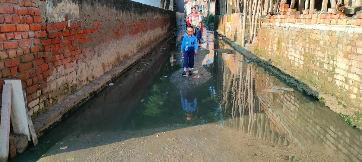 SumitGu84743295's tweet photo. ये हाल मेरे गांव शहदरा सेक्टर 142 का है वैसे लोगों की नजरो मे हम नोएडा मे रहते है  लेकिन हकीकत कुछ ओर ही है पता नहीं गांवों का कब विकास होगा @myogiadityanath @myogioffice @noida_authority @yadavakhilesh @CMOfficeUP @CeoNoida @RahulGandhi @samajwadiparty https://t.co/uNTsi7EatZ