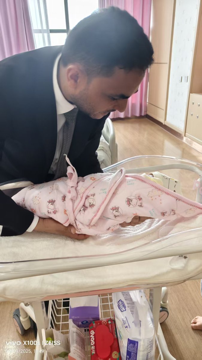 هذا هو تاريخ قدومك يا ليث،مرحبًا بك، أنا ووالدتك وهارون وإياد وأجدادك جميعنا فرحين ومستبشرين لمقدمك.
قدِمتَ في أيلول وهو شهر نحبه نحن اليمانيين ونقدسه لأن فيه السادس والعشرين من سبتمبر، الآن صرنا نحبه ونقدسه ونقول عنه :إن فيه قَدِم إلينا ليث.
09-09-2025
مدينة ييو - جيجيانغ الصين.