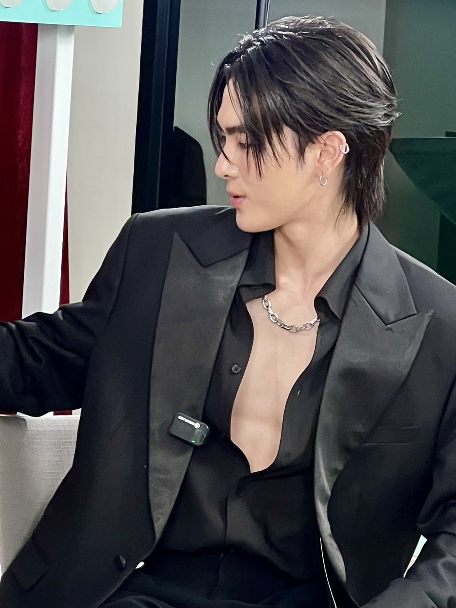 ถามว่า “ติดกระดุมหน่อยมั๊ยลูก??”  ยิ้ม และ เฉยใส่ฉันหว่ะ  เด็กวัยต่อต้านแหล่ะ.. 😏😏

SANTA WITH DRPONG LIVE

#DrPONGxSANTA