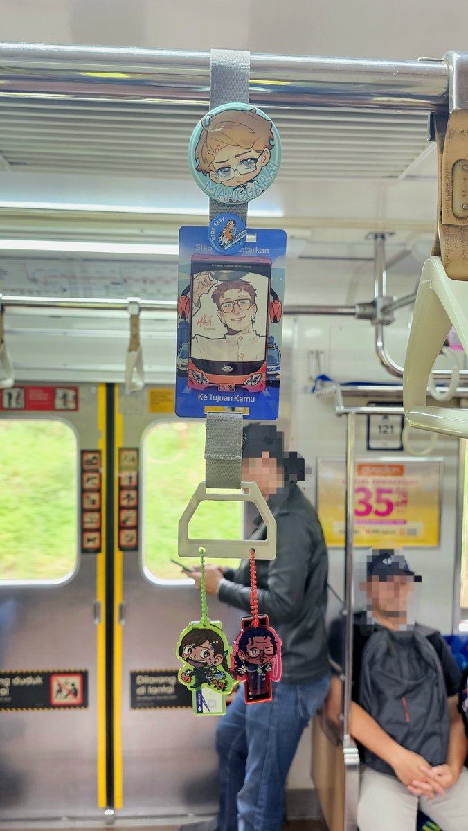 does anyone want ~30 cm long train/bus handle capable of holding like... EVERYTHING 😂😂😂🚆🚍