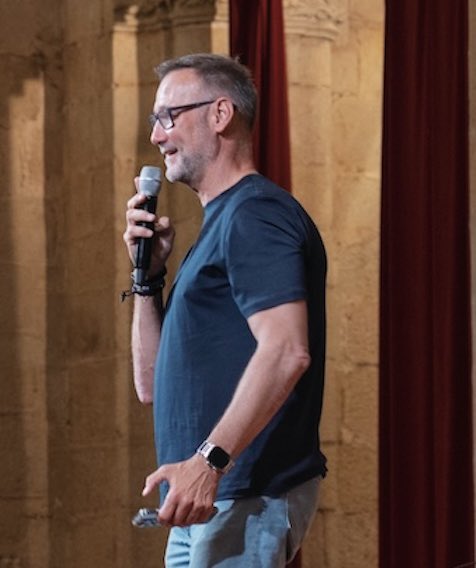 “El problema no son las pantallas, sino el uso temprano y sin supervisión”.
Pedro García Aguado, embajador del Proyecto FES, alerta sobre el reto emocional de los jóvenes ante el entorno digital de cara al VII Curso de Periodismo en Alcañiz.<a href="/PeriodismoAlc/">VII Curso de Periodismo Especializado de Alcañiz</a>