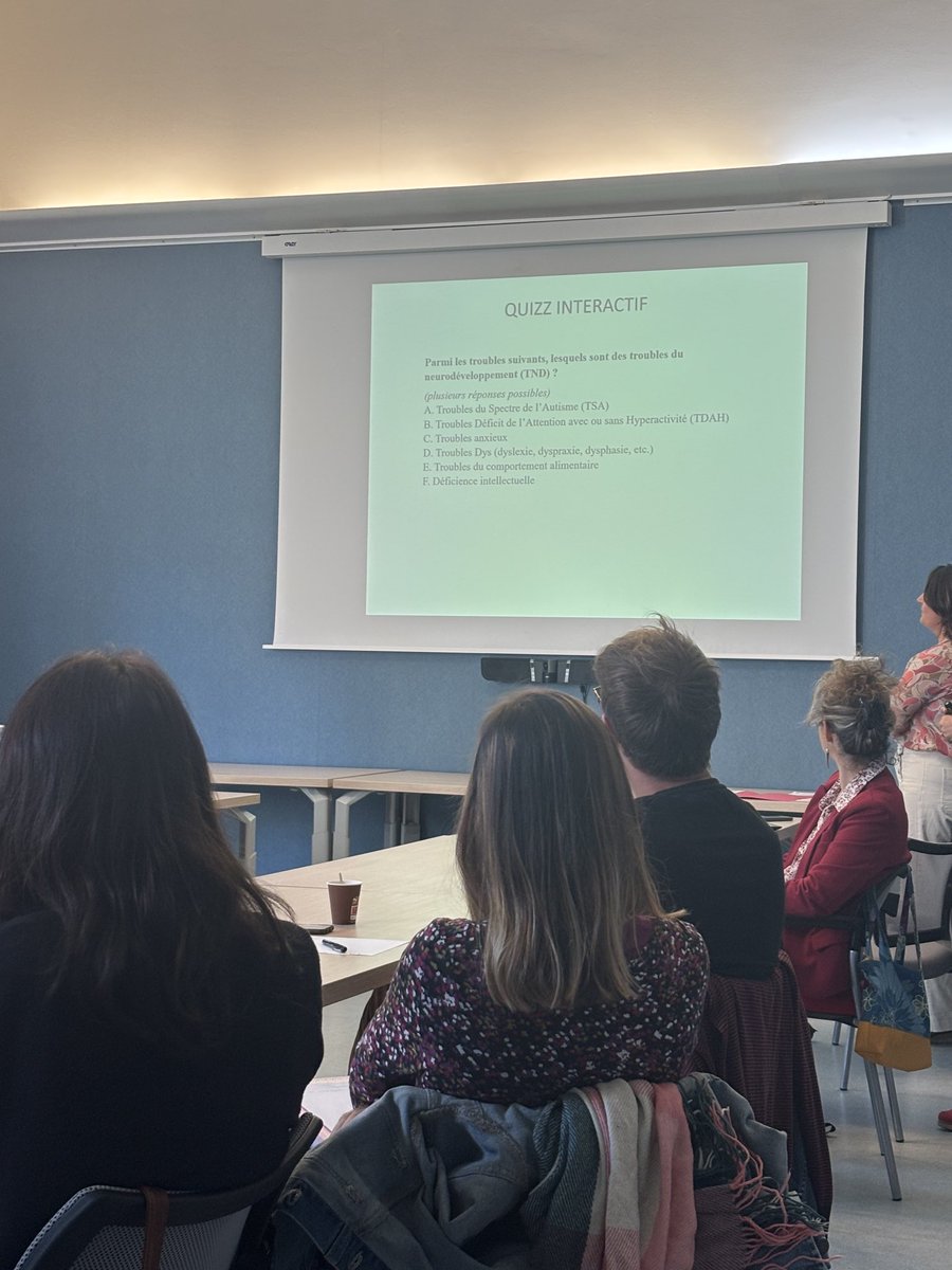 Temps 1 de la formation en résidence avec une école maternelle et une école élémentaire. Ce stage amorce une année de temps forts pour ces deux équipes. Le plan de formation est lancé.
#formation #EBEP #ecoleinclusive