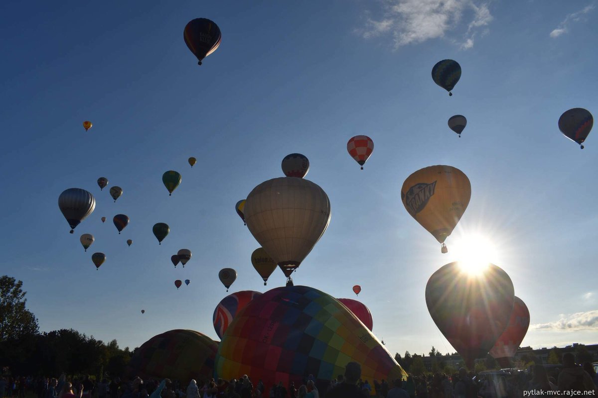 Rekord v hromadném startu horkovzdušných balónů

Více čtěte na: flying-revue.cz/rekord-v-hroma…
