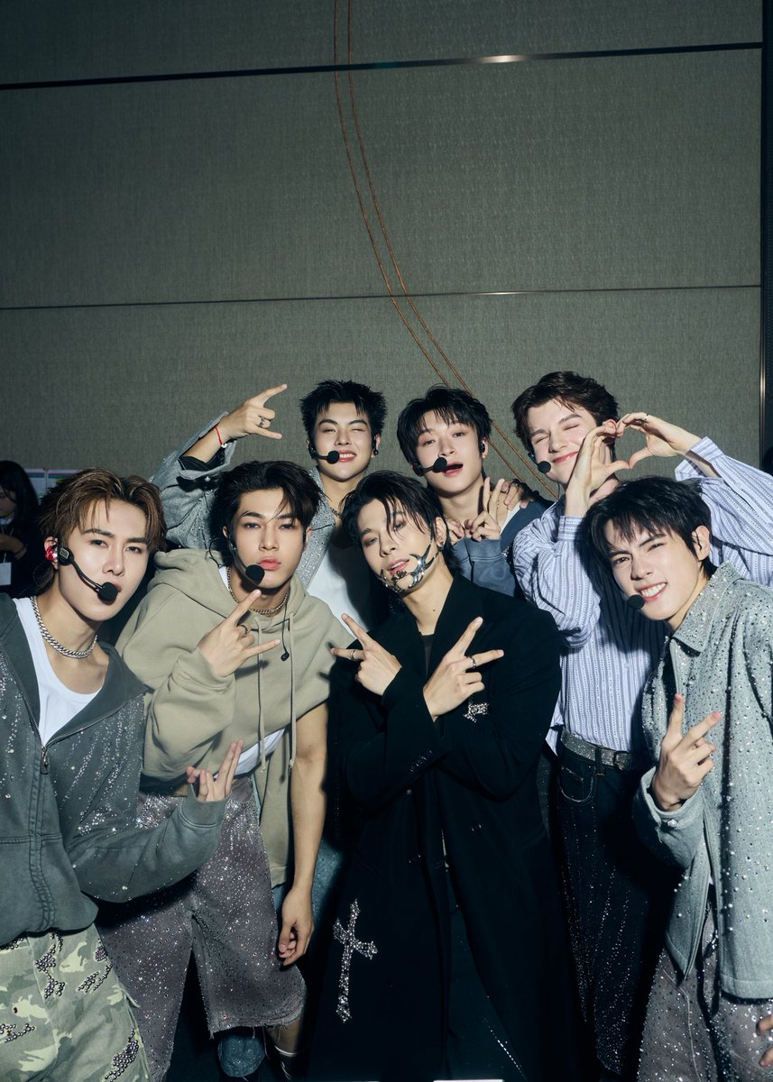 พี่ PD กับน้องๆ Trainee 🤘🏻✌🏻

#XXSIVK #PorscheSivakorn
#MchoiceTraineeRTD
#MchoiceMintAwards2025