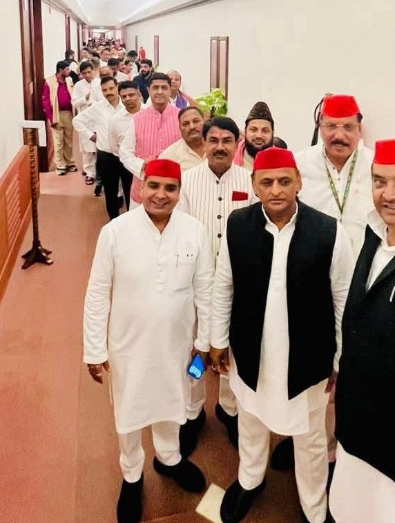 उप-राष्ट्रपति चुनाव में संसद में वोट डालने जाते हुए
कतार में लगे माननीय राष्ट्रीय अध्यक्ष जी के साथ सभी हमारे सम्मानित सांसद गण अपनी बारी का इंतज़ार करते हुए।