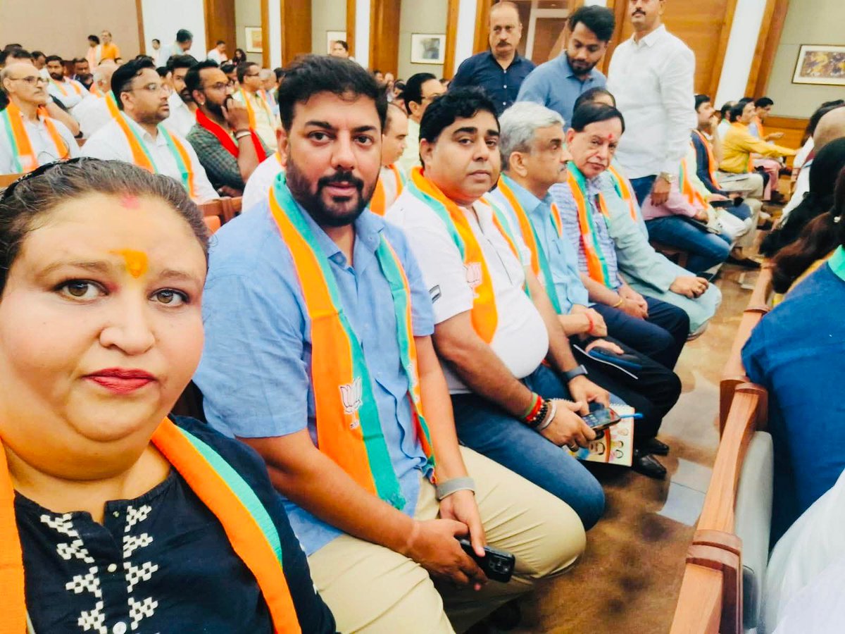 BjpDivyaGosain's tweet image. सेवा ही संगठन, सेवा ही संकल्प!
#भाजपा केंद्रीय कार्यालय में सेवा पखवाड़ा अभियान की प्रदेश स्तरीय कार्यशाला में सम्मिलित होने का अवसर प्राप्त हुआ।17 सितम्बर से 2 अक्टूबर तक चलने वाला यह अभियान समाज के अंतिम व्यक्ति तक सेवा पहुँचाने का संकल्प है।
इस अवसर पर राष्ट्रीय महामंत्री…