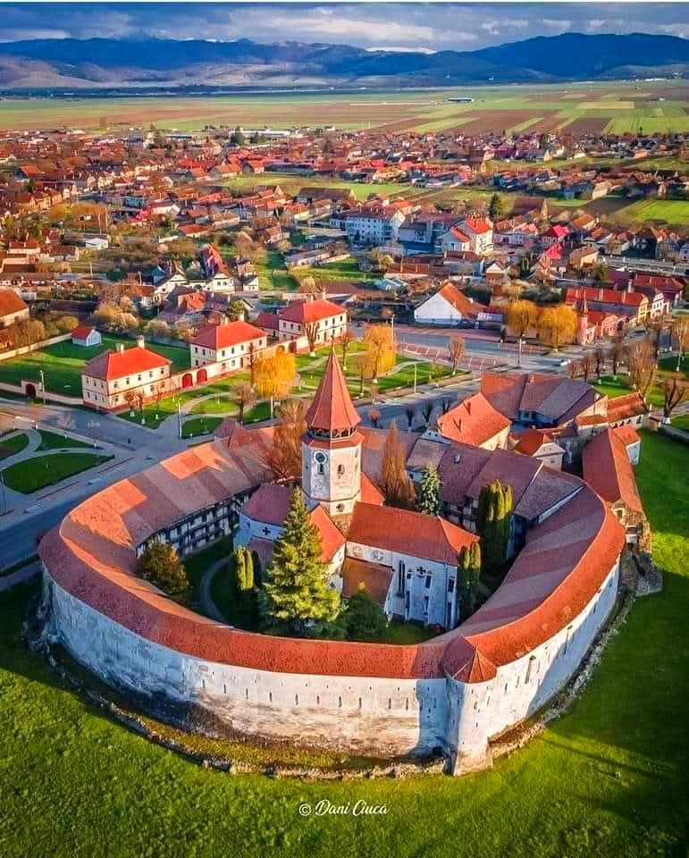 Travel_2Romania's tweet photo. Prejmer Fortified Church - completed in 1240: for centuries in the first line of attacks
📷 Dani Ciuca
#Prejmer #fortified #church #Transylvania #România https://t.co/pEBPMVpuYd