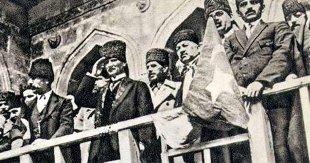 Bugün 9 Eylül ! Mustafa Kemal Atatürk Başkomutanlığındaki Türk Ordusu  Yunanı İzmir’de  denize döktü!  Kutlu olsun! 

Bu  muhteşem gün bizim  için BAYRAM, içimizdeki hainler için ise MATEM günü! Şimdiki mücadele ise,  meydanlarda savaşlarla kurulan bu vatanı içimizdeki