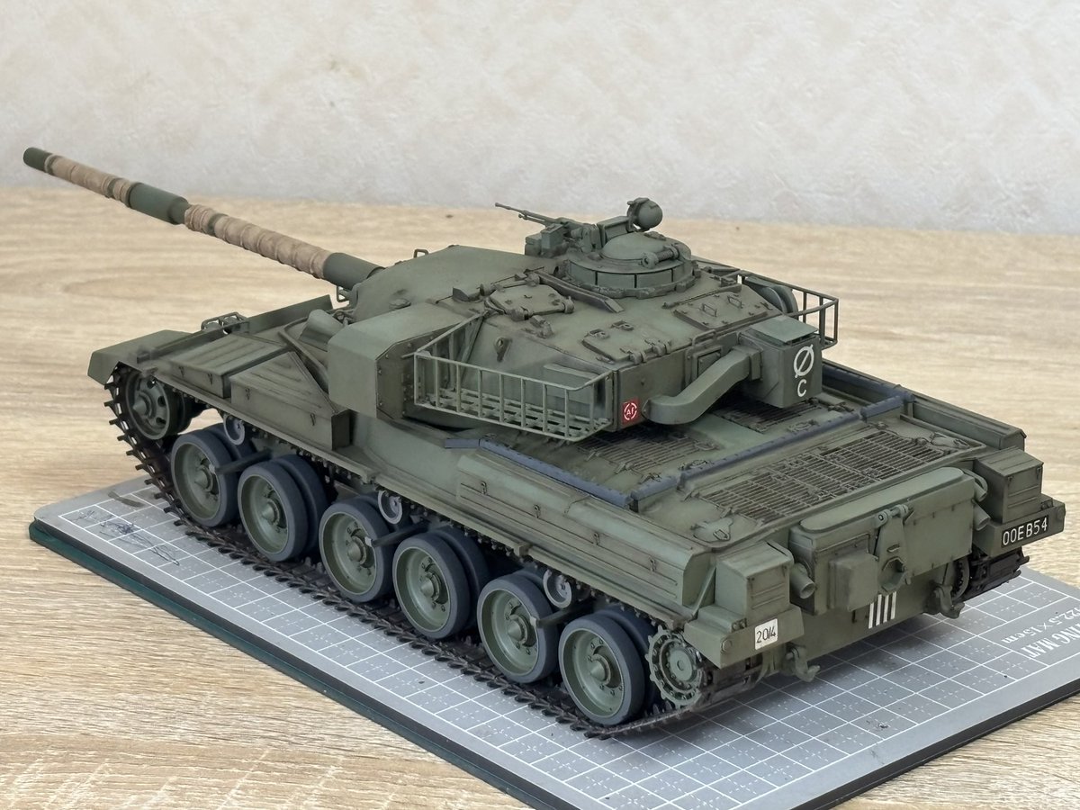 転輪のポリキャップが割れました
やっぱエナメル系はアカンのかも
サイドスカートで見え難くなるのでこのままいきます
スミ入れ塗料落として全体的に落ち着いた感じになってきたので細部塗り分け進めてウェザリングも進めます