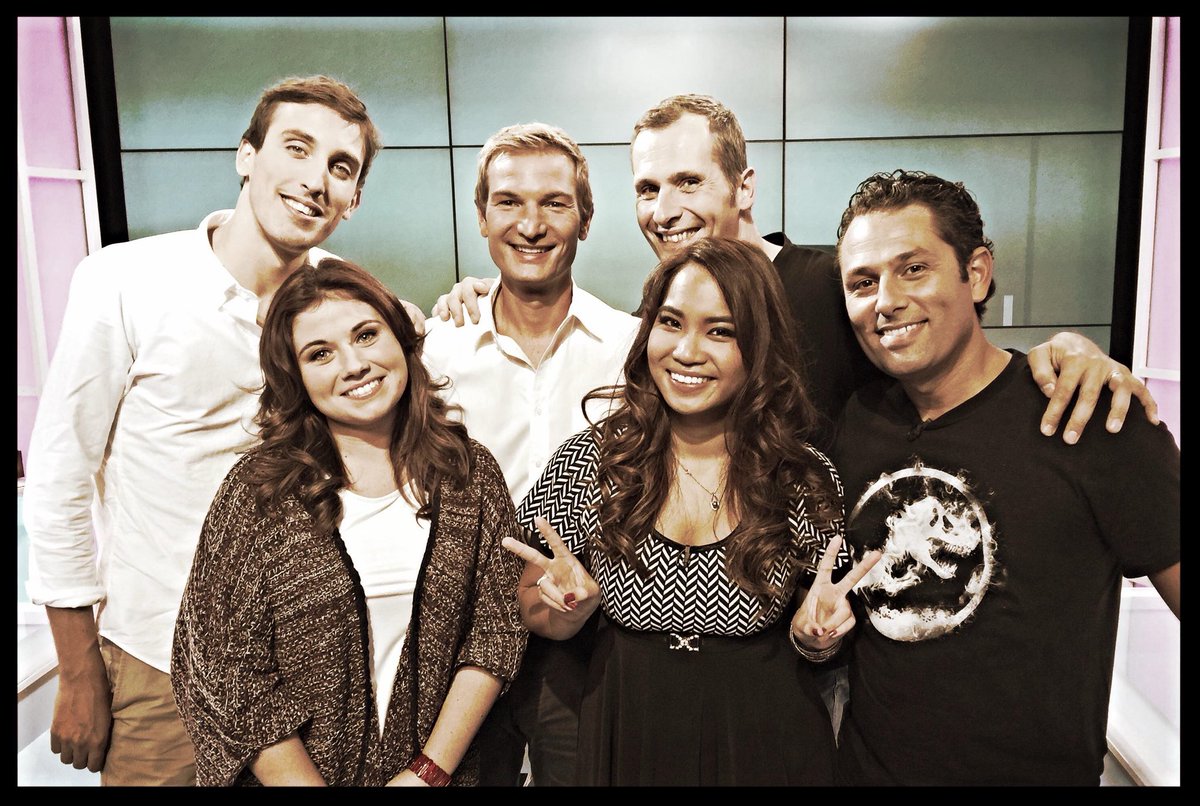 ✨ C’était il y a déjà 10 ans…
Un souvenir incroyable avec cette team de passionnés, réunie autour du jeu vidéo et de la pop culture 🎮🔥
Que de fous rires, de débats épiques et de moments inoubliables partagés devant et derrière la caméra.

👉 Dix ans plus tard, la passion est