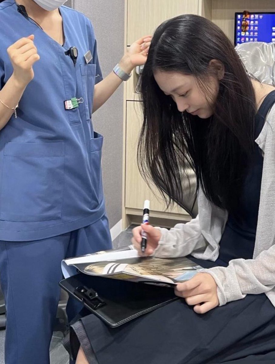 NewJeans_Base's tweet photo. Haerin giving an autograph to a nurse https://t.co/EN2E6YIm7s