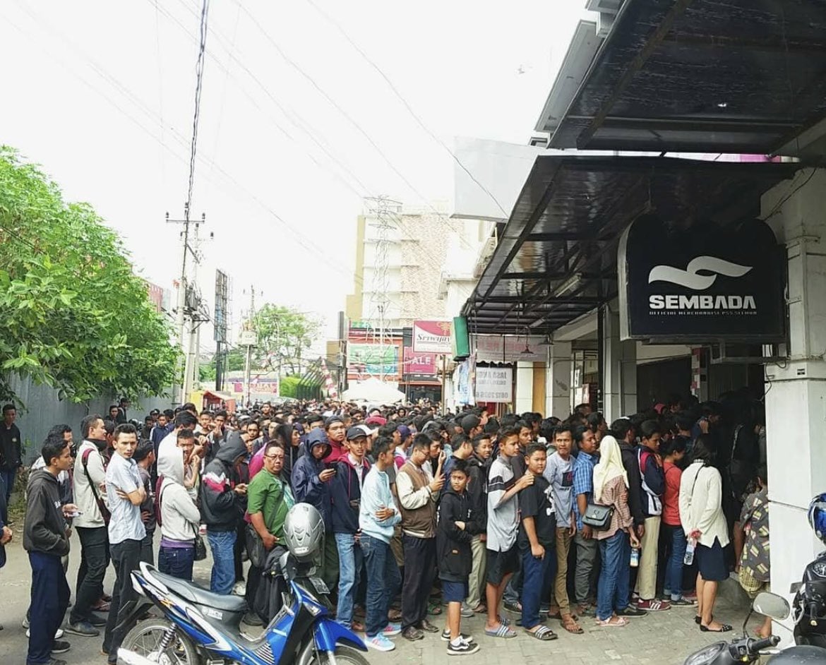Suasana antrian jersey baru siang ini, udah mengamankan jersey apa aja nih ?