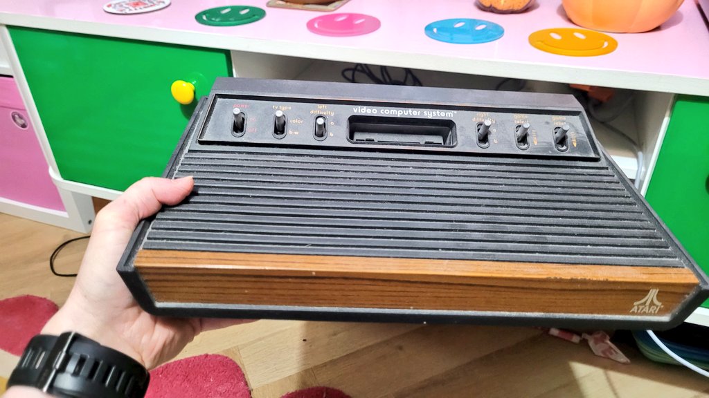 8BitBoyUK's tweet photo. My #Atari 2600. Pride of place in our living room.

Such a great looking games console although mine is a little dusty.

Did you know one of these bad boys recently beat ChatGPT in a game of chess?♟️

#LongLiveAtari
#AtariTuesday
#TheAiFuture
#ChatGPI https://t.co/ngtUkefweX