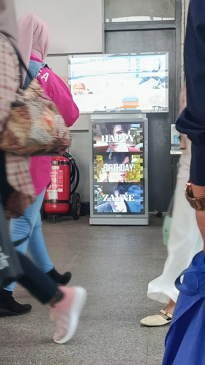 litheary's tweet photo. Trip diawali dari hunting LED Ads di st. Karawang sama di st. Cikarang (sorry ga video karna spotnya rame org lewat 😭, tp hasil fotonya oke juga? Ditengah" org lewat gt jd center 😍)

Makasih kak @belbelinbulan dan @jblueming yg udah adain project ini!

#WinterInSweetember⛄❄️ https://t.co/AInrXyXTGA