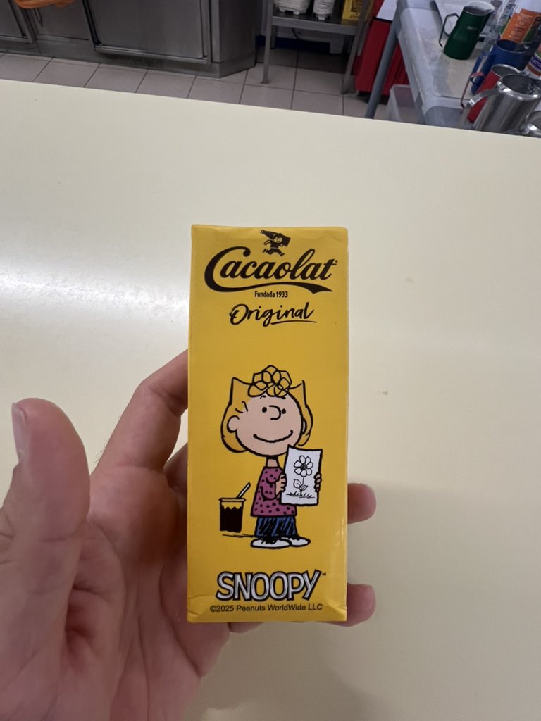 Voy a empezar a coleccionar esta colabo entre Cacaolat y Snoopy. Es la polla.