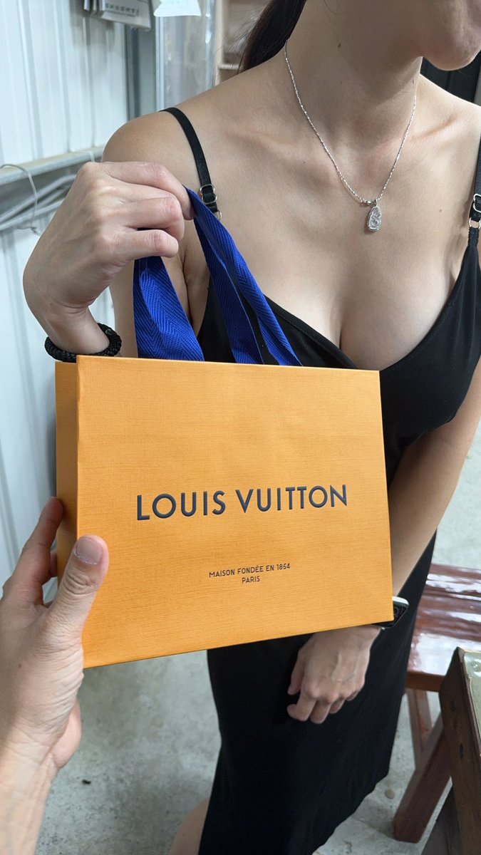 原帳號小北條麻妃掛掉了，好友們看到趕緊追蹤回來
#北條麻妃
#人妻
#LOUISVUITTON