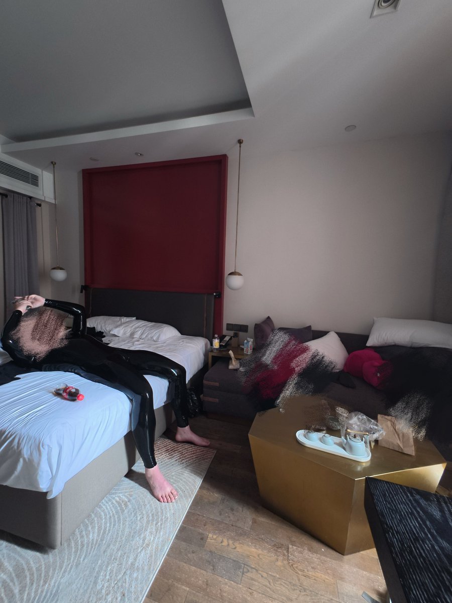 套上黑色塑料袋，就这样直接躺下了😧