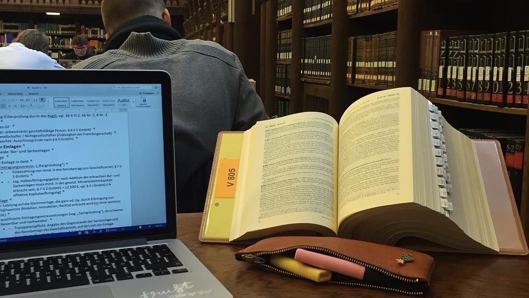 pilatesgirly's tweet image. libraries filled with students, wearing sweatpants everywhere, late nights and short rest time