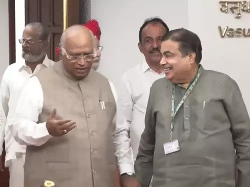 खरगे ही निकले असली गद्दार...

नहीं आप खुद ये सोचिये 

ये सब क्या देखना पड़ रहा है लीब्रण्डुओं को....  

👻गडकरी का हाथ पकड़कर वोट डालने पहुंचे खड़गे