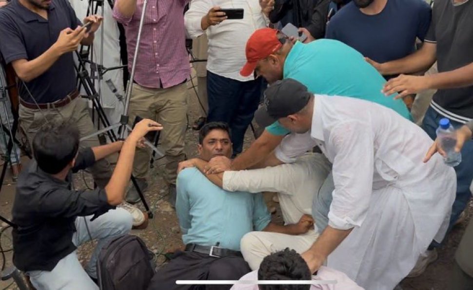 "سلام ہے طیب بلوچ کو ✊🔥
جو ظلم و جبر کے سامنے ڈٹ کر کھڑا ہے،
قلم کو ہتھیار بنا کر سچ کی جنگ لڑ رہا ہے۔
ایسے ہی بہادر صحافی عوام کی اصل آواز ہیں! 🖤"
<a href="/tayyabbalochpk/">Tayyab Baloch طیب بلوچ</a>