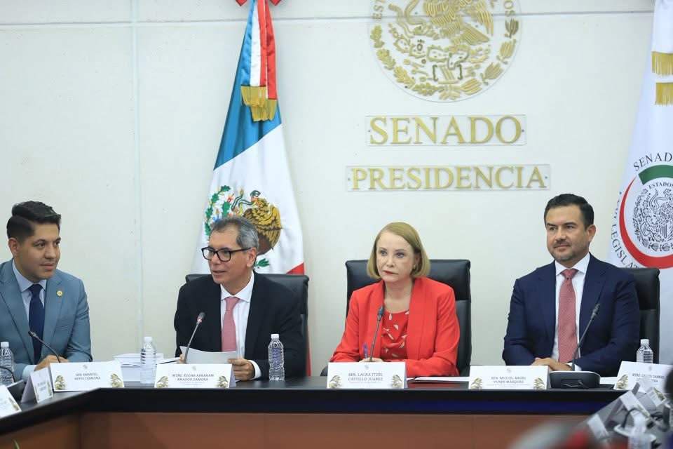 MarielaGtzEsc's tweet photo. La noche de este lunes como integrante de la Mesa Directiva del Senado de la República, acudí a la recepción del Paquete Económico 2026 que entregó el Secretario de Hacienda a este parlamento.

Contiene los Criterios Generales de Política Económica, la Iniciativa de Ley de Ingresos, el Proyecto de Presupuesto de Egresos de la Federación 2026 y la Miscelánea Fiscal.

Previamente el Secretario, Edgar Amador entregó estos documentos a Diputados, por lo que ambas cámaras analizaremos, discutiremos y en su caso aprobaremos su contenido.

#SenadoraDelPuebloMexiquense