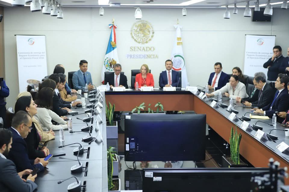 MarielaGtzEsc's tweet photo. La noche de este lunes como integrante de la Mesa Directiva del Senado de la República, acudí a la recepción del Paquete Económico 2026 que entregó el Secretario de Hacienda a este parlamento.

Contiene los Criterios Generales de Política Económica, la Iniciativa de Ley de Ingresos, el Proyecto de Presupuesto de Egresos de la Federación 2026 y la Miscelánea Fiscal.

Previamente el Secretario, Edgar Amador entregó estos documentos a Diputados, por lo que ambas cámaras analizaremos, discutiremos y en su caso aprobaremos su contenido.

#SenadoraDelPuebloMexiquense